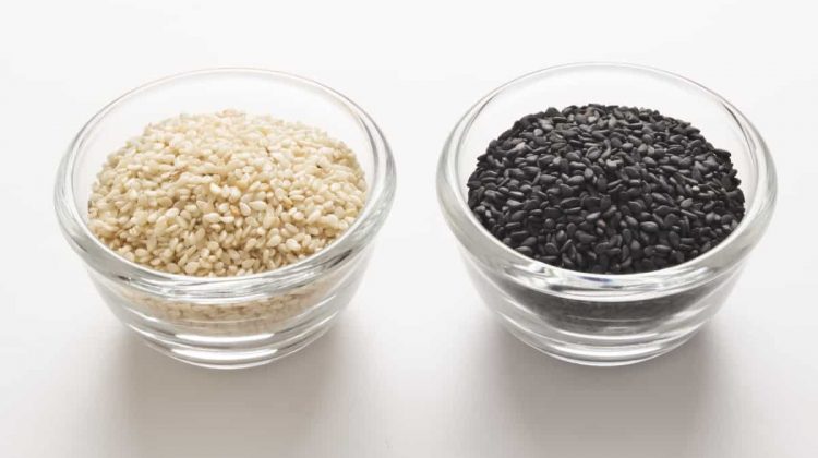 black-sesame-seeds-vs-white