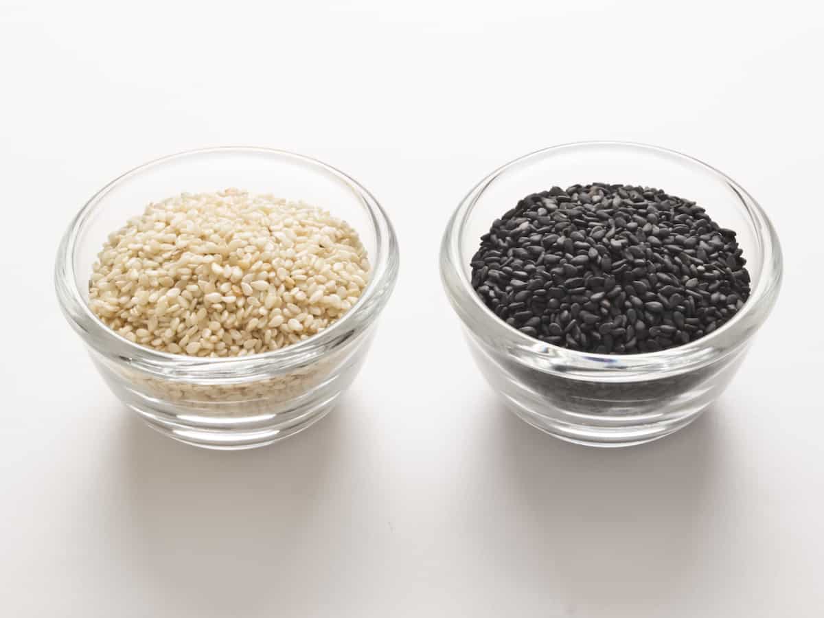 black-sesame-seeds-vs-white